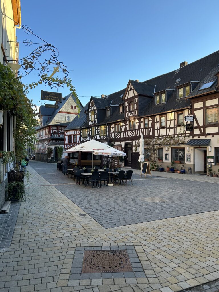 Der Marktplatz von Braubach, ein Platz mit einem Würrtchenstand in der Mitte und Fachwerkhäusern ringsherum